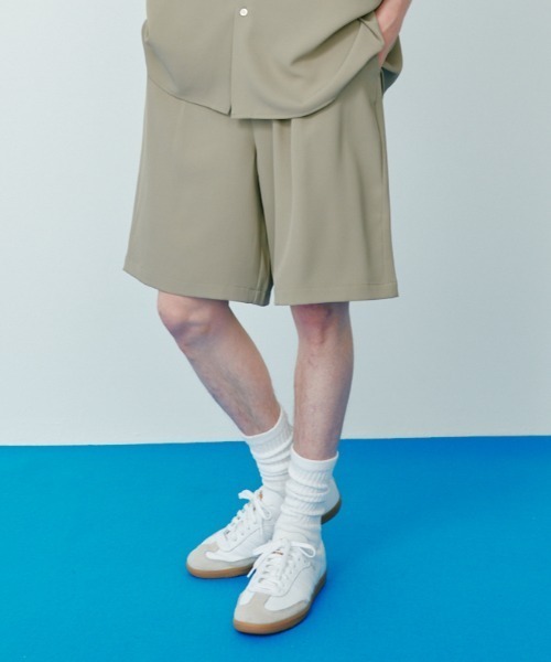 KACCO(カッコ)の「《ユニセックスアイテム》DRAPE WIDE SHORT PANTS / とろみワイドタックショーツ(その他パンツ・メンズ・カーキ/ブラック・LARGE/MEDIUM/SMALL)」の1枚目の写真