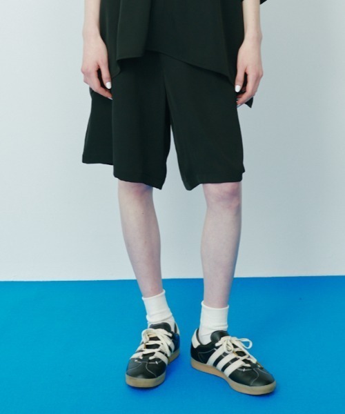KACCO(カッコ)の「《ユニセックスアイテム》DRAPE WIDE SHORT PANTS / とろみワイドタックショーツ(その他パンツ・メンズ・カーキ/ブラック・LARGE/MEDIUM/SMALL)」の2枚目の写真