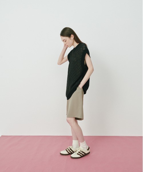 KACCO(カッコ)の「《ユニセックスアイテム》DRAPE WIDE SHORT PANTS / とろみワイドタックショーツ(その他パンツ・メンズ・カーキ/ブラック・LARGE/MEDIUM/SMALL)」の5枚目の写真