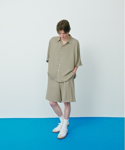 KACCO(カッコ)の「《ユニセックスアイテム》DRAPE WIDE SHORT PANTS / とろみワイドタックショーツ(その他パンツ・メンズ・カーキ/ブラック・LARGE/MEDIUM/SMALL)」の10枚目の写真