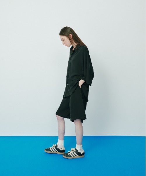 KACCO(カッコ)の「《ユニセックスアイテム》DRAPE WIDE SHORT PANTS / とろみワイドタックショーツ(その他パンツ・メンズ・カーキ/ブラック・LARGE/MEDIUM/SMALL)」の3枚目の写真
