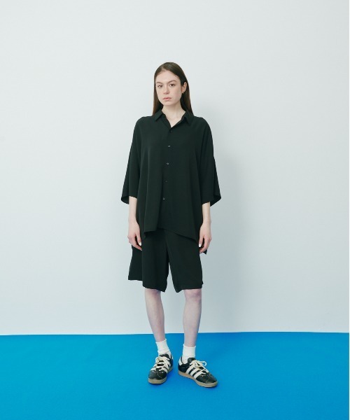 KACCO(カッコ)の「《ユニセックスアイテム》DRAPE WIDE SHORT PANTS / とろみワイドタックショーツ(その他パンツ・メンズ・カーキ/ブラック・LARGE/MEDIUM/SMALL)」の22枚目の写真