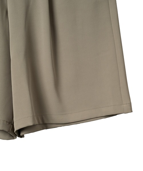 KACCO(カッコ)の「《ユニセックスアイテム》DRAPE WIDE SHORT PANTS / とろみワイドタックショーツ(その他パンツ・メンズ・カーキ/ブラック・LARGE/MEDIUM/SMALL)」の21枚目の写真