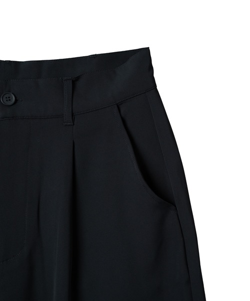 KACCO(カッコ)の「《ユニセックスアイテム》DRAPE WIDE SHORT PANTS / とろみワイドタックショーツ(その他パンツ・メンズ・カーキ/ブラック・LARGE/MEDIUM/SMALL)」の14枚目の写真