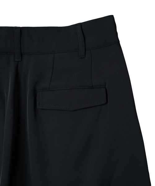 KACCO(カッコ)の「《ユニセックスアイテム》DRAPE WIDE SHORT PANTS / とろみワイドタックショーツ(その他パンツ・メンズ・カーキ/ブラック・LARGE/MEDIUM/SMALL)」の15枚目の写真