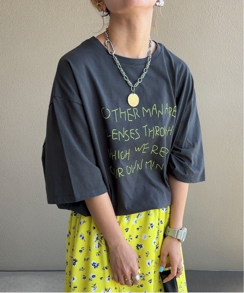 feepur by saya（フェピュールバイサヤ）の「HandwritingカラーロゴTee（Tシャツ/カットソー・レディース・ブラック/チャコールグレー/ブルー/レッド・MEDIUM）」の2枚目の写真