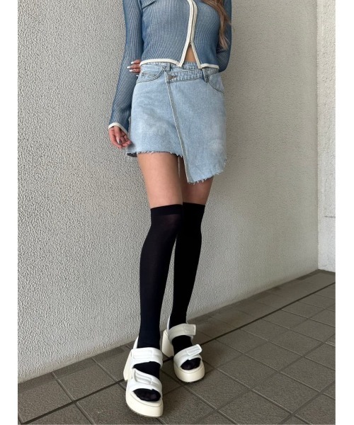 EGOIST（エゴイスト）の「ラップデニムミニスカート（スカート・レディース・ライトブルー/ホワイト・M/S）」の2枚目の写真