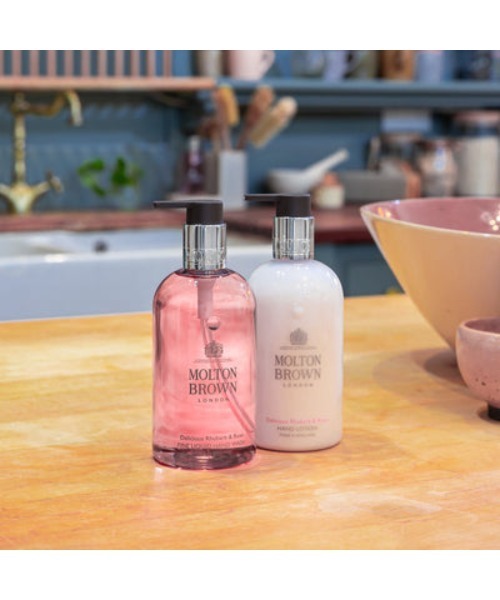 MOLTON BROWN（モルトンブラウン）の「デリシャス ルバーブ＆ローズ ハンドウォッシュ 300ml｜モルトンブラウン MOLTON BROWN（ハンドソープ・レディース・フローラル・FREE）」の2枚目の写真