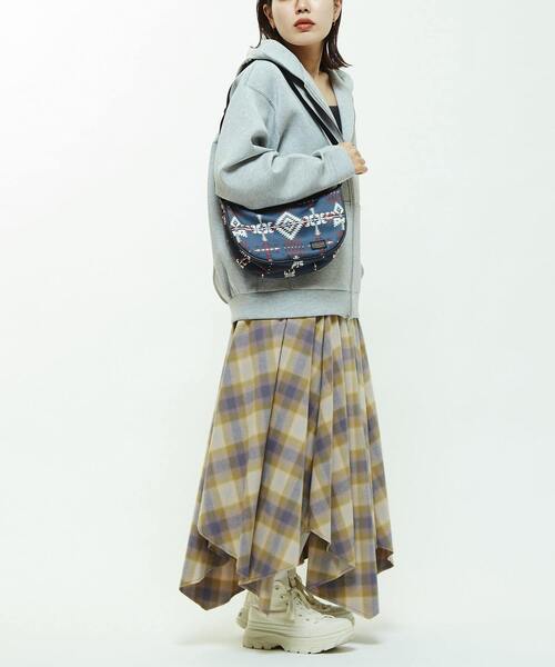 PENDLETON（ペンドルトン）の「【PENDLETON】PADDED MOON SHOULDER BAG（ショルダーバッグ・レディース・チャコールグレー/グレー・FREE）」の12枚目の写真