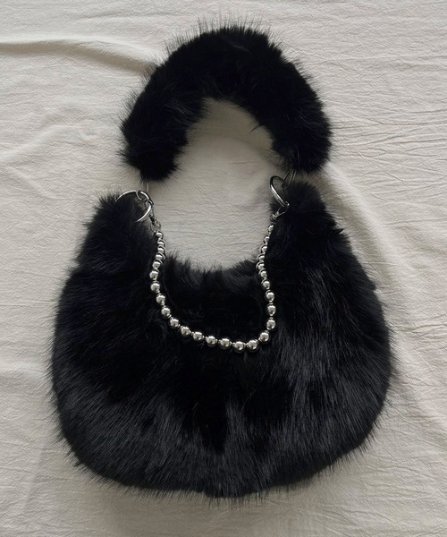 Jewelobe(ジュエローブ)の「ダブルストラップラウンドフェイクファーバッグ(クラッチバッグ・レディース・ブラック/パープル/ベージュ・FREE)」の2枚目の写真