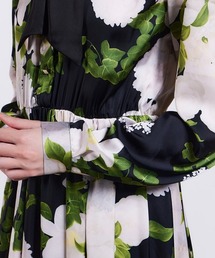 Sov.（ソブ）の「フラワープリントサテンボウタイワンピース