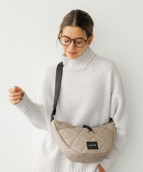 BAYFLOW(ベイフロー)の「カタオシハーフムーンショルダー(ショルダーバッグ・レディース・ブラック/ブルー/グレイッシュベージュ・FREE)」の2枚目の写真