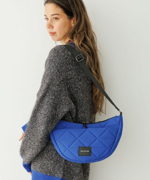 BAYFLOW(ベイフロー)の「カタオシハーフムーンショルダー(ショルダーバッグ・レディース・ブラック/ブルー/グレイッシュベージュ・FREE)」の3枚目の写真