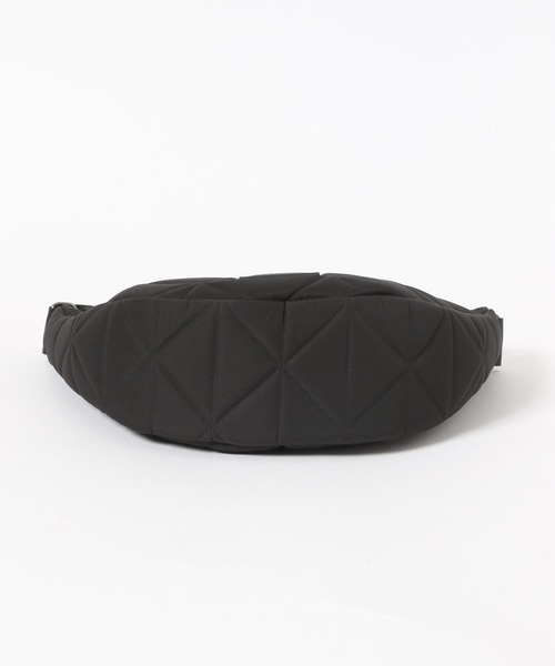 BAYFLOW(ベイフロー)の「カタオシハーフムーンショルダー(ショルダーバッグ・レディース・ブラック/ブルー/グレイッシュベージュ・FREE)」の6枚目の写真