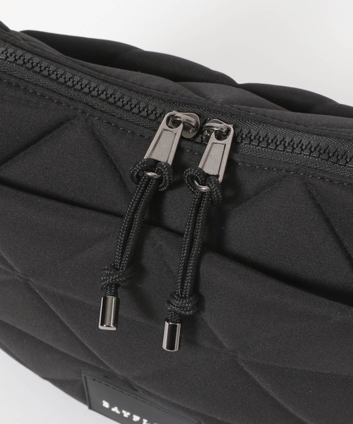 BAYFLOW(ベイフロー)の「カタオシハーフムーンショルダー(ショルダーバッグ・レディース・ブラック/ブルー/グレイッシュベージュ・FREE)」の7枚目の写真