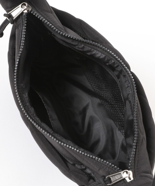 BAYFLOW(ベイフロー)の「カタオシハーフムーンショルダー(ショルダーバッグ・レディース・ブラック/ブルー/グレイッシュベージュ・FREE)」の11枚目の写真