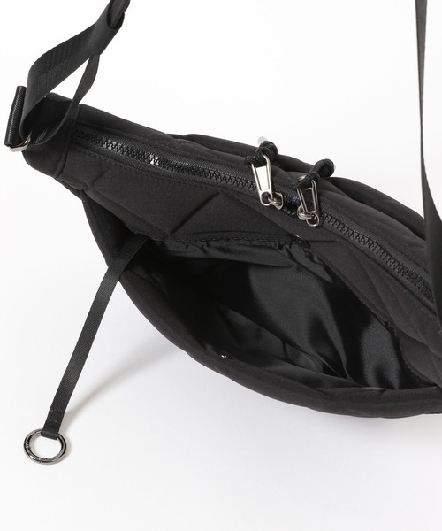 BAYFLOW(ベイフロー)の「カタオシハーフムーンショルダー(ショルダーバッグ・レディース・ブラック/ブルー/グレイッシュベージュ・FREE)」の13枚目の写真