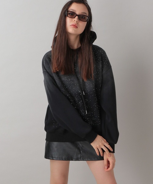FOREVER 21（フォーエバー トゥエンティーワン）の「【2024FW】ビジューヴィンテージライクフーディー（パーカー・レディース・ブラック・FREE）」の5枚目の写真