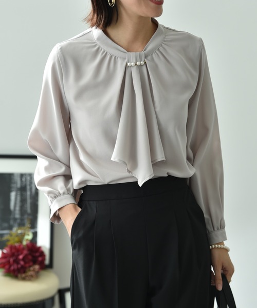 INTERPLANET(インタープラネット)の「【UVPROTECTION】モスクレープスカーフタイパール付9分袖ブラウス(シャツ/ブラウス・レディース・オフホワイト/ネイビー/グレイッシュベージュ・FREE)」の2枚目の写真