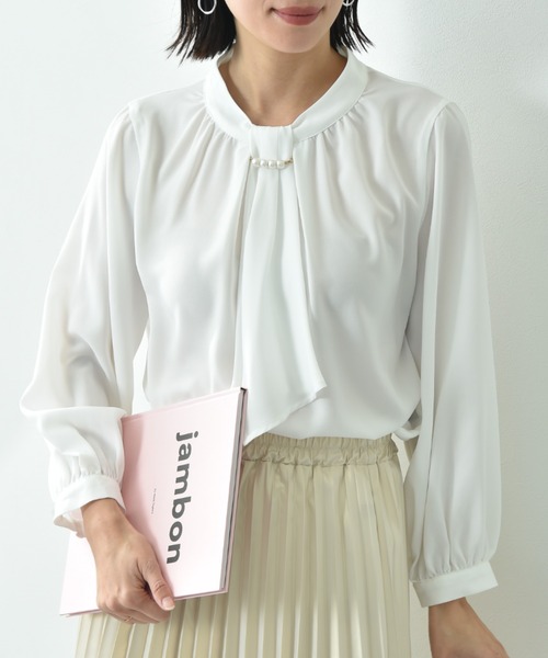 INTERPLANET(インタープラネット)の「【UVPROTECTION】モスクレープスカーフタイパール付9分袖ブラウス(シャツ/ブラウス・レディース・オフホワイト/ネイビー/グレイッシュベージュ・FREE)」の4枚目の写真