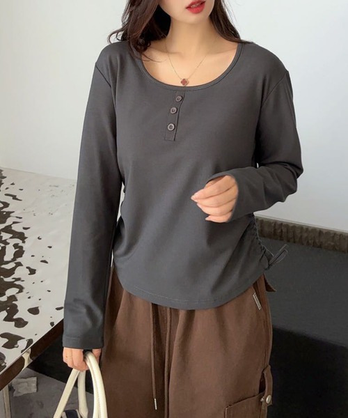 aimoha(アイモハ)の「サイドリボン付きヘンリーネックトップス(Tシャツ/カットソー・レディース・ホワイト/ワインレッド/ブラック/チョコ/カーキ/グレー・FREE)」の4枚目の写真