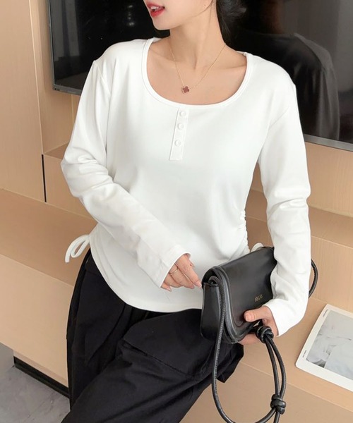 aimoha(アイモハ)の「サイドリボン付きヘンリーネックトップス(Tシャツ/カットソー・レディース・ホワイト/ワインレッド/ブラック/チョコ/カーキ/グレー・FREE)」の2枚目の写真
