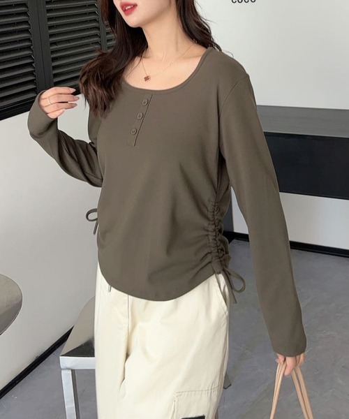 aimoha(アイモハ)の「サイドリボン付きヘンリーネックトップス(Tシャツ/カットソー・レディース・ホワイト/ワインレッド/ブラック/チョコ/カーキ/グレー・FREE)」の1枚目の写真