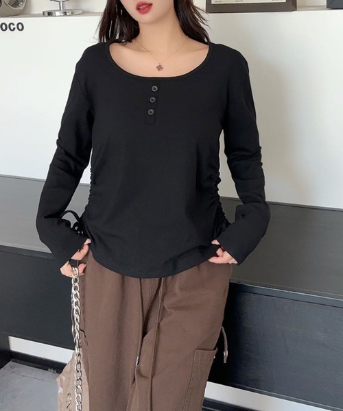 aimoha(アイモハ)の「サイドリボン付きヘンリーネックトップス(Tシャツ/カットソー・レディース・ホワイト/ワインレッド/ブラック/チョコ/カーキ/グレー・FREE)」の3枚目の写真