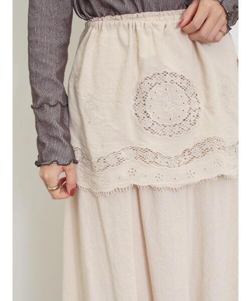 Samansa Mos2（サマンサ モスモス）の「お皿モチーフ刺繍エプロン付スカート（スカート・レディース・キナリ/ブラック/オフホワイト・F）」の5枚目の写真