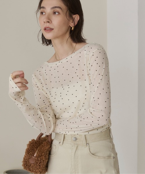 ANGIE(アンジー)の「ボートネック 長袖 シアートップス / 秋服(Tシャツ/カットソー・レディース・ベージュ/オフホワイト/チャコールグレー/ブラック/サックスブルー/ライトピンク/ライトイエロー/ライトグレー/ブラウン/ホワイト系その他2/ホワイト系その他・FREE)」の1枚目の写真