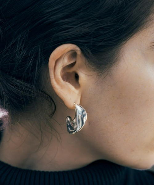 Nothing And Others(ナッシングアンドアザーズ)の「「Nothing And Others/ナッシングアンドアザーズ」Nuance Curve Pierce(ピアス(両耳用)・レディース・シルバー・FREE)」の1枚目の写真