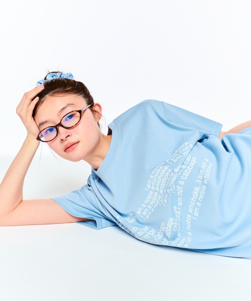 FEKETE（フェケテ）の「LETTERING TEE / レタリンググラフィックTシャツ（Tシャツ/カットソー・レディース・ブラック/ライトブルー・SMALL/MEDIUM/LARGE）」の2枚目の写真
