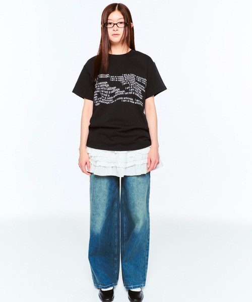 FEKETE（フェケテ）の「LETTERING TEE / レタリンググラフィックTシャツ（Tシャツ/カットソー・レディース・ブラック/ライトブルー・SMALL/MEDIUM/LARGE）」の3枚目の写真