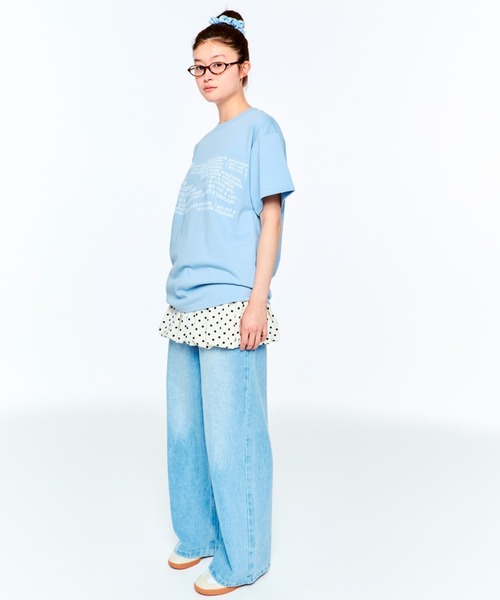 FEKETE（フェケテ）の「LETTERING TEE / レタリンググラフィックTシャツ（Tシャツ/カットソー・レディース・ブラック/ライトブルー・SMALL/MEDIUM/LARGE）」の4枚目の写真