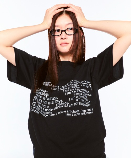 FEKETE（フェケテ）の「LETTERING TEE / レタリンググラフィックTシャツ（Tシャツ/カットソー・レディース・ブラック/ライトブルー・SMALL/MEDIUM/LARGE）」の5枚目の写真