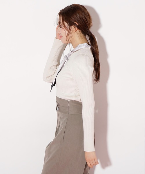 JILL by JILL STUART（ジルバイジルスチュアート）の「◇幾何チェック柄スカーフ付きリブニット（ニット/セーター・レディース・ピンク/ホワイト系その他/ネイビー・FREE）」の8枚目の写真