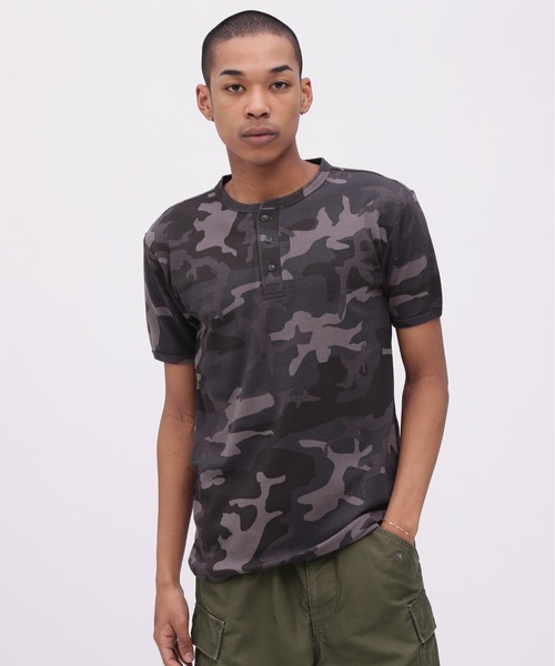 AVIREX（アヴィレックス）の「《DAILY/デイリー》RIB SHORT SLEEVE HENLEY NECK T-SHIRT "CAMOUFLAGE" / リブ ヘンリーネック 半袖Tシャツ "カモフラージュ" デイリーウェア / AVIREX / アヴィレックス（Tシャツ/カットソー・メンズ・グレー系カモフラージュ/グリーン系カモフラージュ・SMALL/MEDIUM/LARGE/X-LARGE）」の21枚目の写真
