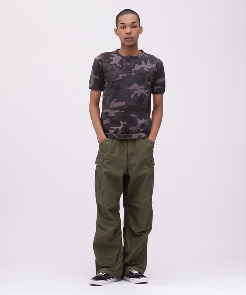 AVIREX（アヴィレックス）の「《DAILY/デイリー》RIB SHORT SLEEVE HENLEY NECK T-SHIRT "CAMOUFLAGE" / リブ ヘンリーネック 半袖Tシャツ "カモフラージュ" デイリーウェア / AVIREX / アヴィレックス（Tシャツ/カットソー・メンズ・グレー系カモフラージュ/グリーン系カモフラージュ・SMALL/MEDIUM/LARGE/X-LARGE）」の11枚目の写真