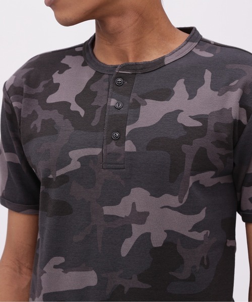 AVIREX（アヴィレックス）の「《DAILY/デイリー》RIB SHORT SLEEVE HENLEY NECK T-SHIRT "CAMOUFLAGE" / リブ ヘンリーネック 半袖Tシャツ "カモフラージュ" デイリーウェア / AVIREX / アヴィレックス（Tシャツ/カットソー・メンズ・グレー系カモフラージュ/グリーン系カモフラージュ・SMALL/MEDIUM/LARGE/X-LARGE）」の14枚目の写真