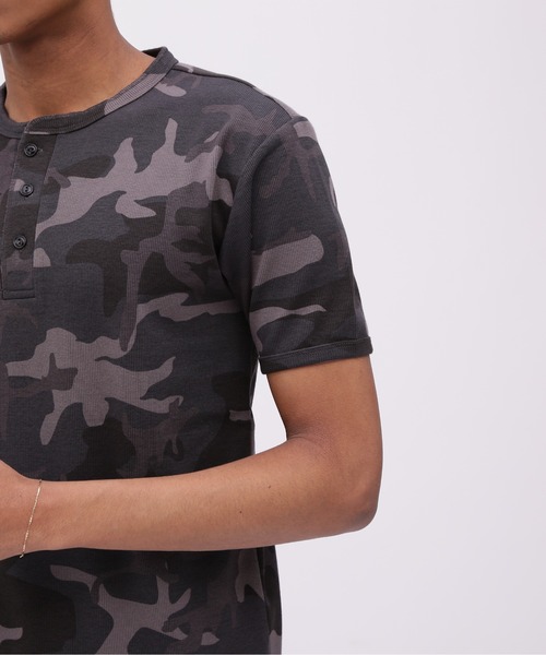 AVIREX（アヴィレックス）の「《DAILY/デイリー》RIB SHORT SLEEVE HENLEY NECK T-SHIRT "CAMOUFLAGE" / リブ ヘンリーネック 半袖Tシャツ "カモフラージュ" デイリーウェア / AVIREX / アヴィレックス（Tシャツ/カットソー・メンズ・グレー系カモフラージュ/グリーン系カモフラージュ・SMALL/MEDIUM/LARGE/X-LARGE）」の15枚目の写真