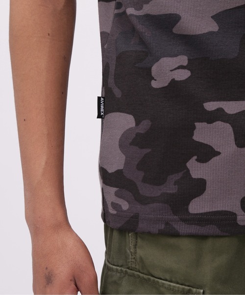 AVIREX（アヴィレックス）の「《DAILY/デイリー》RIB SHORT SLEEVE HENLEY NECK T-SHIRT "CAMOUFLAGE" / リブ ヘンリーネック 半袖Tシャツ "カモフラージュ" デイリーウェア / AVIREX / アヴィレックス（Tシャツ/カットソー・メンズ・グレー系カモフラージュ/グリーン系カモフラージュ・SMALL/MEDIUM/LARGE/X-LARGE）」の16枚目の写真