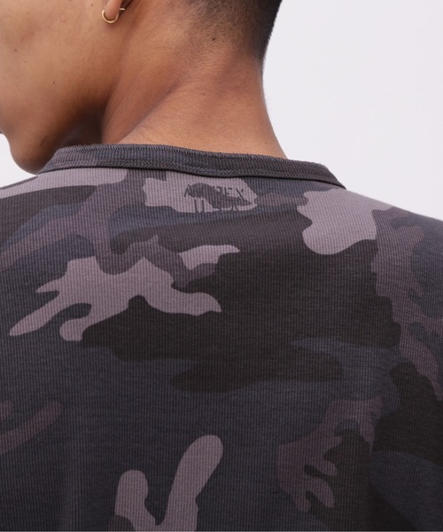 AVIREX（アヴィレックス）の「《DAILY/デイリー》RIB SHORT SLEEVE HENLEY NECK T-SHIRT "CAMOUFLAGE" / リブ ヘンリーネック 半袖Tシャツ "カモフラージュ" デイリーウェア / AVIREX / アヴィレックス（Tシャツ/カットソー・メンズ・グレー系カモフラージュ/グリーン系カモフラージュ・SMALL/MEDIUM/LARGE/X-LARGE）」の17枚目の写真