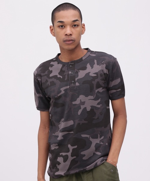 AVIREX(アヴィレックス)の「《DAILY/デイリー》RIB SHORT SLEEVE HENLEY NECK T-SHIRT "CAMOUFLAGE" / リブ ヘンリーネック 半袖Tシャツ "カモフラージュ" デイリーウェア / AVIREX / アヴィレックス(Tシャツ/カットソー・メンズ・グレー系カモフラージュ/グリーン系カモフラージュ・SMALL/MEDIUM/LARGE/X-LARGE)」の3枚目の写真