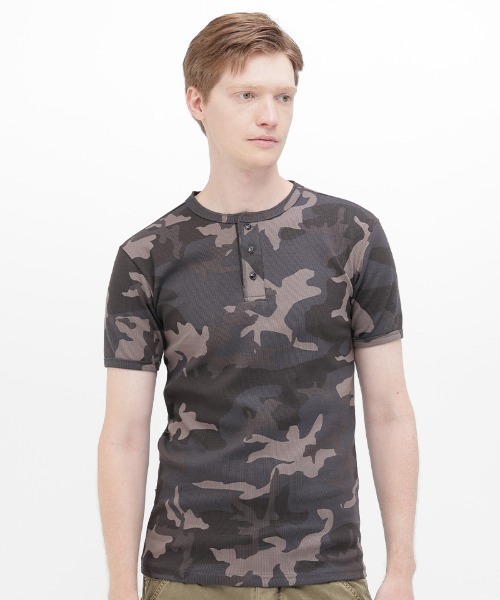 AVIREX(アヴィレックス)の「《DAILY/デイリー》RIB SHORT SLEEVE HENLEY NECK T-SHIRT "CAMOUFLAGE" / リブ ヘンリーネック 半袖Tシャツ "カモフラージュ" デイリーウェア / AVIREX / アヴィレックス(Tシャツ/カットソー・メンズ・グレー系カモフラージュ/グリーン系カモフラージュ・SMALL/MEDIUM/LARGE/X-LARGE)」の5枚目の写真
