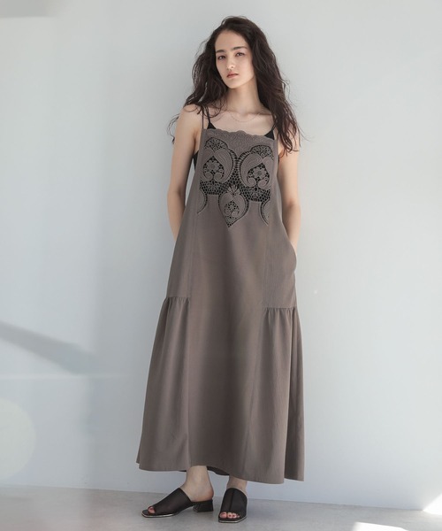 ESCAR(エスカー)の「■ESCAR フロントレースキャミワンピース(ワンピース・レディース・ブラック/グレイッシュベージュ・FREE)」の1枚目の写真