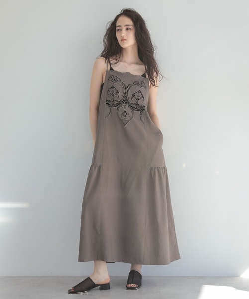 ESCAR(エスカー)の「■ESCAR フロントレースキャミワンピース(ワンピース・レディース・ブラック/グレイッシュベージュ・FREE)」の6枚目の写真