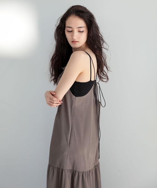 ESCAR(エスカー)の「■ESCAR フロントレースキャミワンピース(ワンピース・レディース・ブラック/グレイッシュベージュ・FREE)」の8枚目の写真