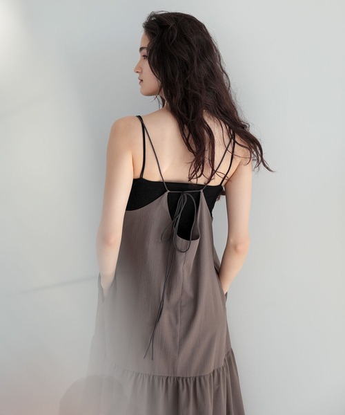 ESCAR(エスカー)の「■ESCAR フロントレースキャミワンピース(ワンピース・レディース・ブラック/グレイッシュベージュ・FREE)」の9枚目の写真