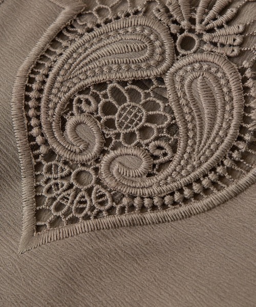 ESCAR(エスカー)の「■ESCAR フロントレースキャミワンピース(ワンピース・レディース・ブラック/グレイッシュベージュ・FREE)」の18枚目の写真