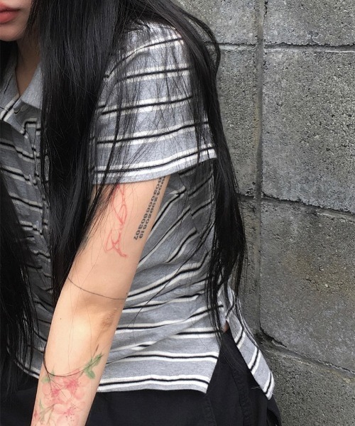 anyonemore(エニワンモア)の「ボーダー柄シャーリング襟付き半袖Tシャツ(ポロシャツ・レディース・グレー・FREE)」の5枚目の写真